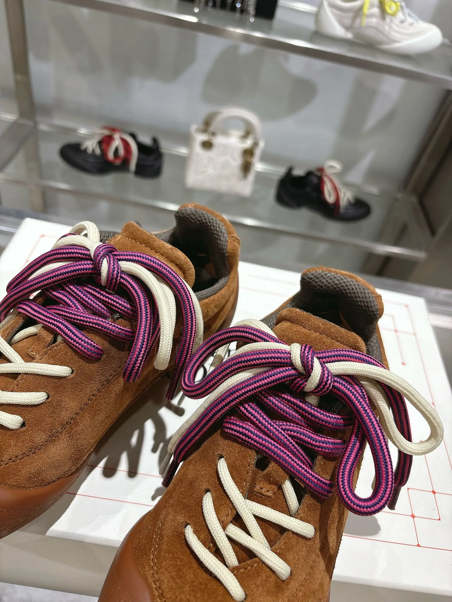 p580💰Couple model 𝐀𝐥𝐞𝐱𝐚𝐧𝐝𝐞𝐫 𝐌𝐜𝐐𝐮𝐞𝐞𝐧#/Alexander McQueen’s latest Flexion series, retro, casual, sneakers, original purchase, development, production, this Flexion Off Low-top sneakers in white grained leather with varying sized laces and an anatomically inspired lightweight segmented sole. The reverse skull pattern is embossed on the heel. Fabric: Original customized imported first-layer cowhide. Lining: Customized imported breathable mesh lining. Sole: Original open-molded non-slip TPU material. Bottom thickness: 2CM. Size: #Female size 35-40 (40 customized, non-refundable) #Men’s code 39-45 (45 customized, non-refundable)